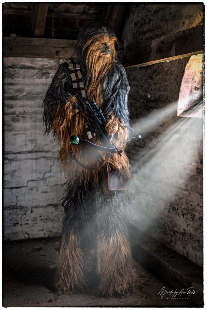 Chewbacca-Cosplayer im Lichteinfall eines Fensters â€“ filmreifes Star Wars Feeling in rustikalem Raum.