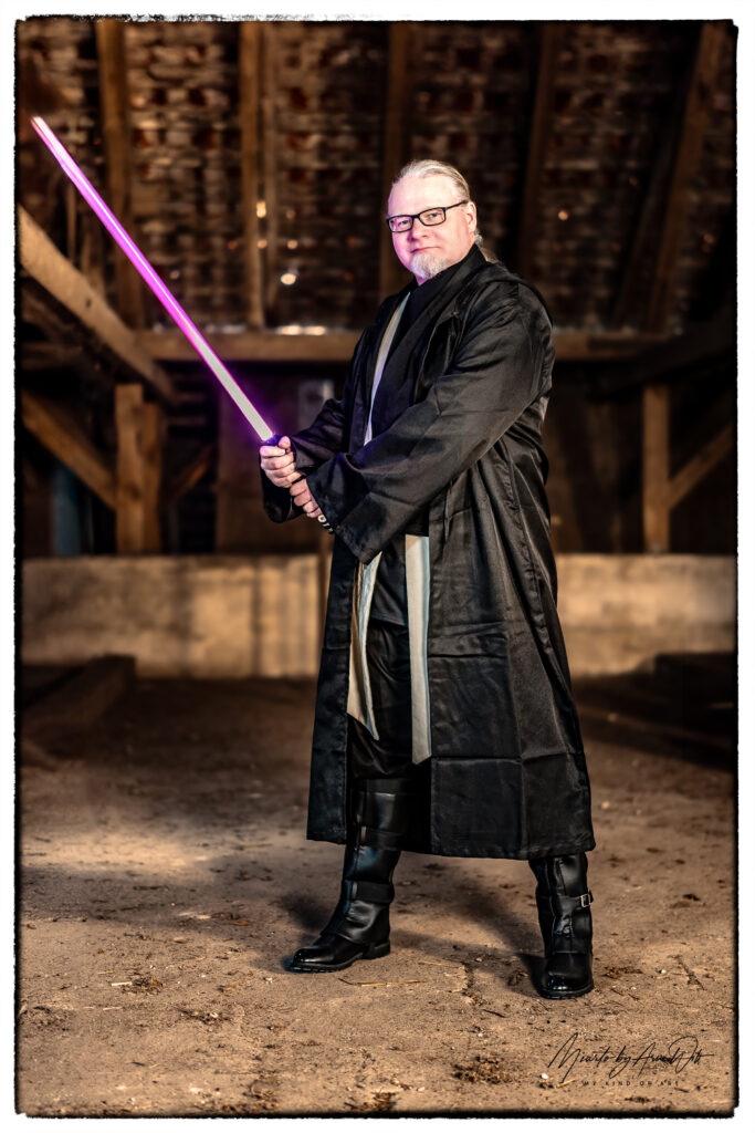 Jedi mit violettem Lichtschwert â€“ klassische Pose im staubigen Speicher.