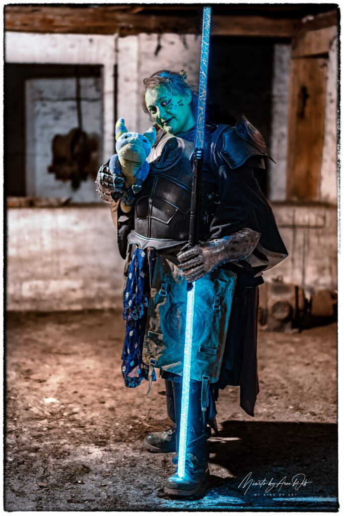 Krieger mit blauer Gesichtsbemalung, dunkler Rüstung und leuchtendem blauen Schwert – fantasievolles Sci-Fi-Setting.