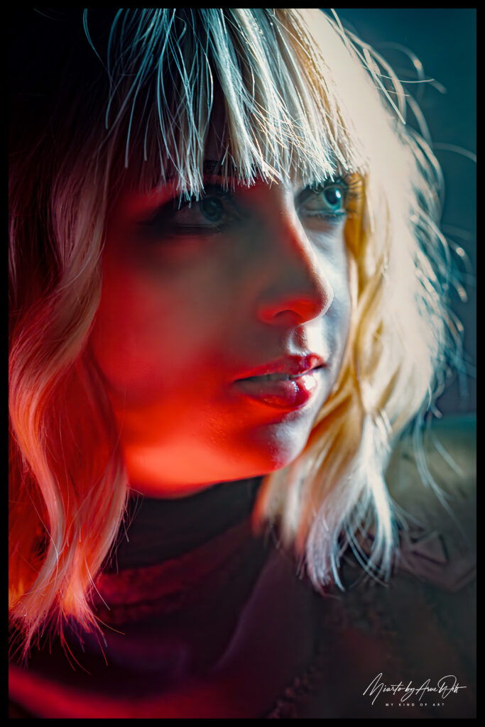Porträtaufnahme einer jungen Frau mit Sci-Fi-Make-up, dramatische Lichtstimmung in Blau und Rot.