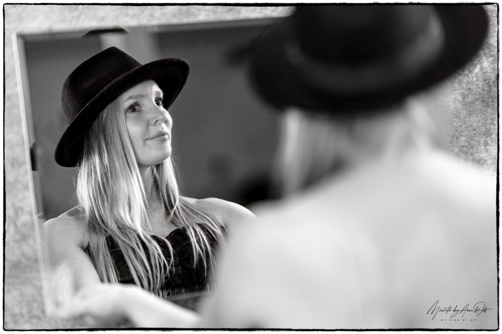 Frau mit Hut im Spiegelbild, charmanter Retro-Look