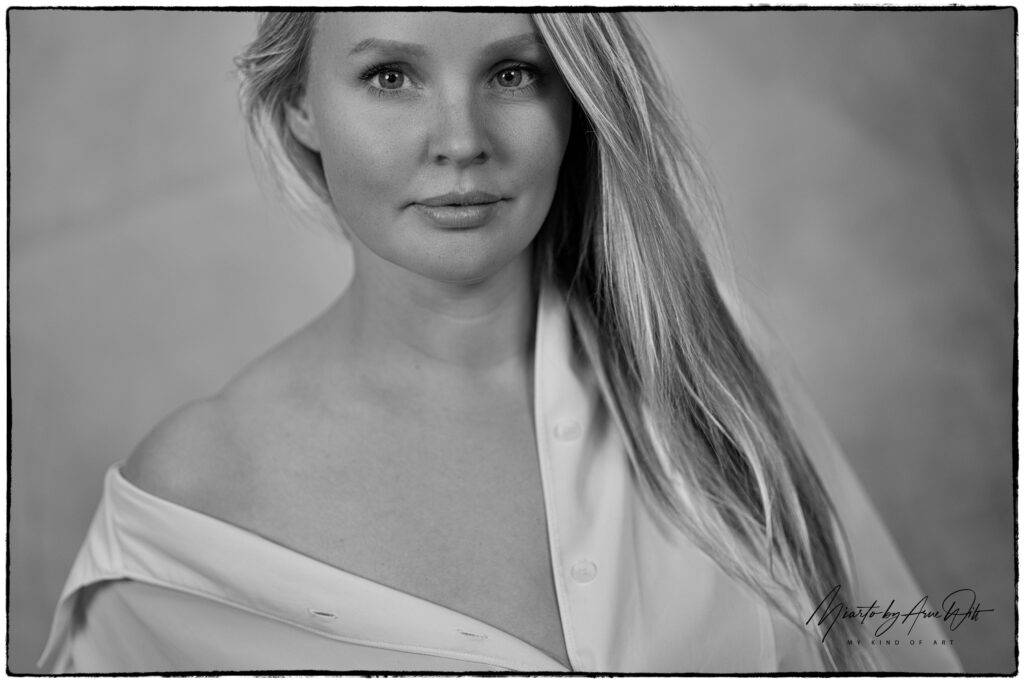 Ausdrucksstarkes Porträt einer Frau mit offener Bluse, elegante Sinnlichkeit
